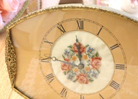 アンティーク プチポワン時計 － フレンチカントリーのバラ柄、レース 